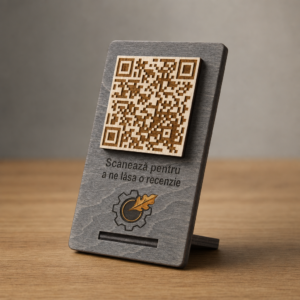 Semn QR din lemn personalizat cu cod QR și text, expus pe suport înclinat