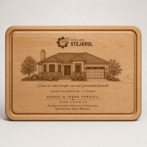 Tocător personalizat din lemn cu ilustrație gravată a unei case și adresă