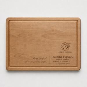 Tocător personalizat din lemn cu coordonate geografice și numele familiei gravate