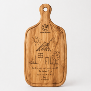 Tocător personalizat Atelier Stejarul cu desenul unui copil gravat pe lemn