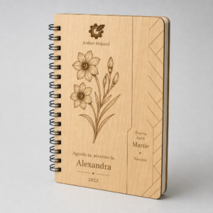 Agendă personalizată Atelier Stejarul cu floarea lunii de naștere gravată pe copertă din lemn