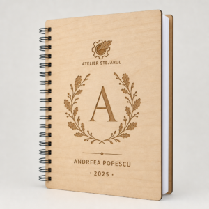 Agendă personalizată cu copertă din lemn, monogramă A în coroniță vegetală și numele Andreea