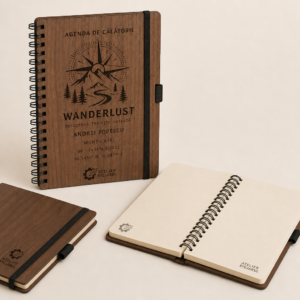 Agendă de călătorie personalizată Wanderlust cu copertă cu aspect de nuc și gravură cu munți, busolă și rulotă