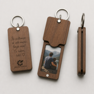 Breloc foto pliabil personalizat Atelier Stejarul din lemn de nuc, cu mesaj gravat