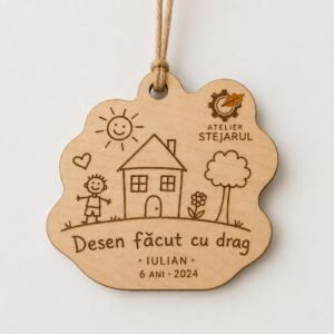 Ornament personalizat din placaj, decupat după desenul unui copil, cu nume gravat