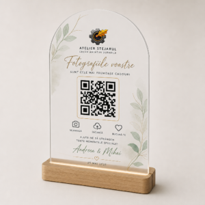 Stație QR personalizată pentru încărcarea fotografiilor de la eveniment, din acrilic cu stativ asortat