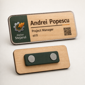 Ecuson magnetic personalizat Atelier Stejarul din lemn și acrilic, cu nume, funcție și logo