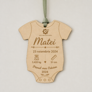 Ornament personalizat în formă de body, gravat cu numele și datele nașterii unui bebeluș