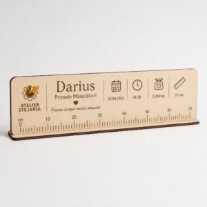 Semn personalizat Atelier Stejarul cu nume și datele nașterii, design tip riglă