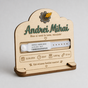 Suport personalizat Atelier Stejarul pentru brățara de maternitate, cu numele și datele nașterii bebelușului