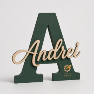 Inițială decorativă personalizată cu prenume suprapus, design original Atelier Stejarul
