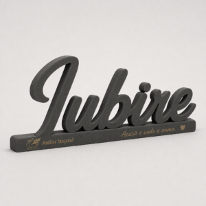 Nume script autoportant personalizat, în finisaj cu aspect stejar natural, așezat pe o suprafață albă